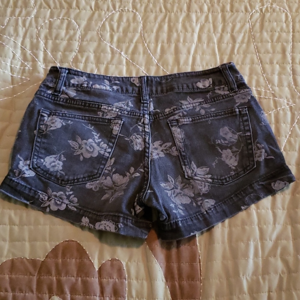 Paris Blues floral denim short shorts - Picture 2 of 7